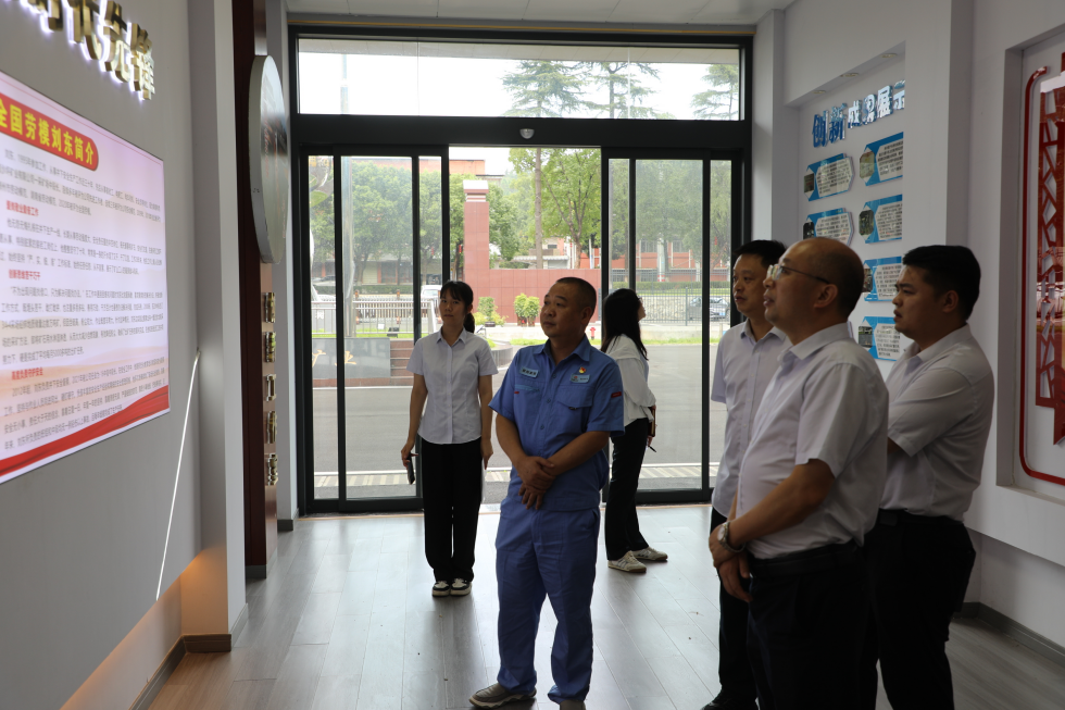 郴州钨公司一行参观黄沙坪矿业矿建展示厅.jpg